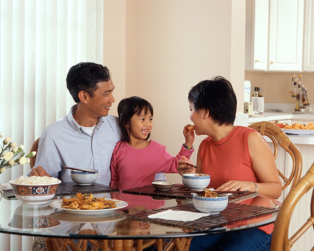家族で食卓を囲む様子