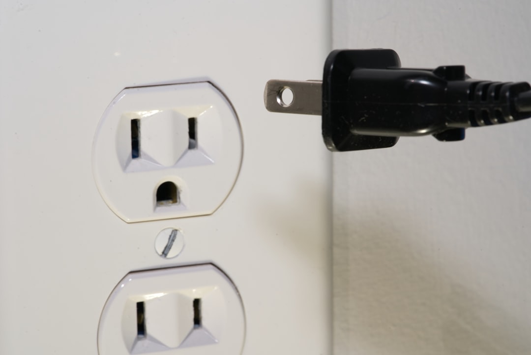 コンセントに差し込まれた電源プラグ