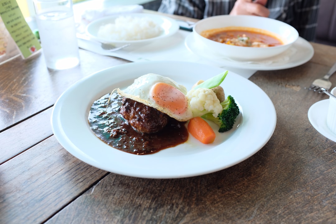 ソースをかけたハンバーグと目玉焼き