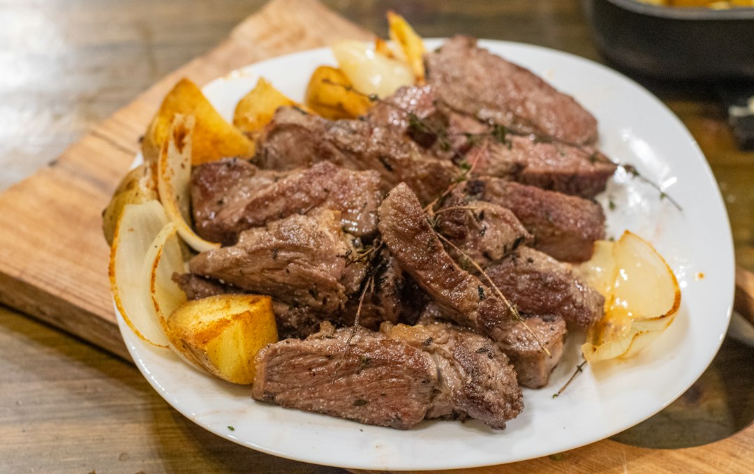 皿に盛り付けた肉料理