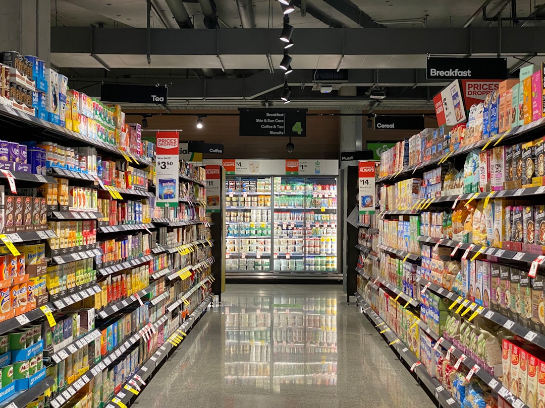 商品が並ぶ店内の通路