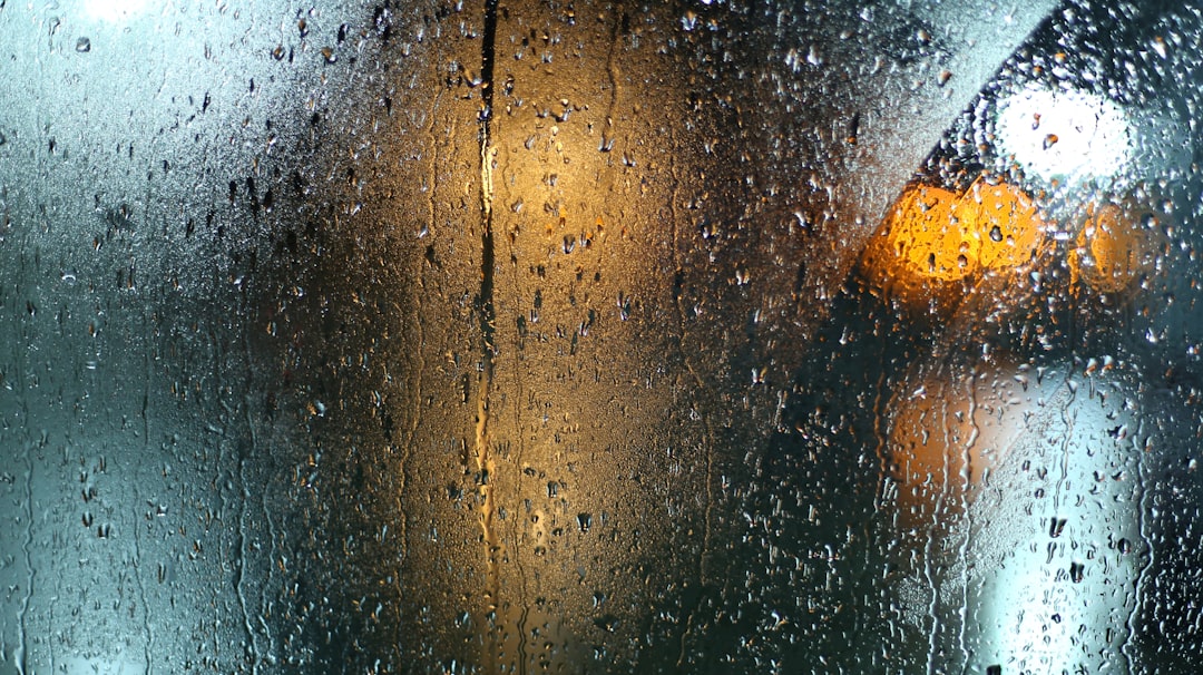 雨粒がついた窓