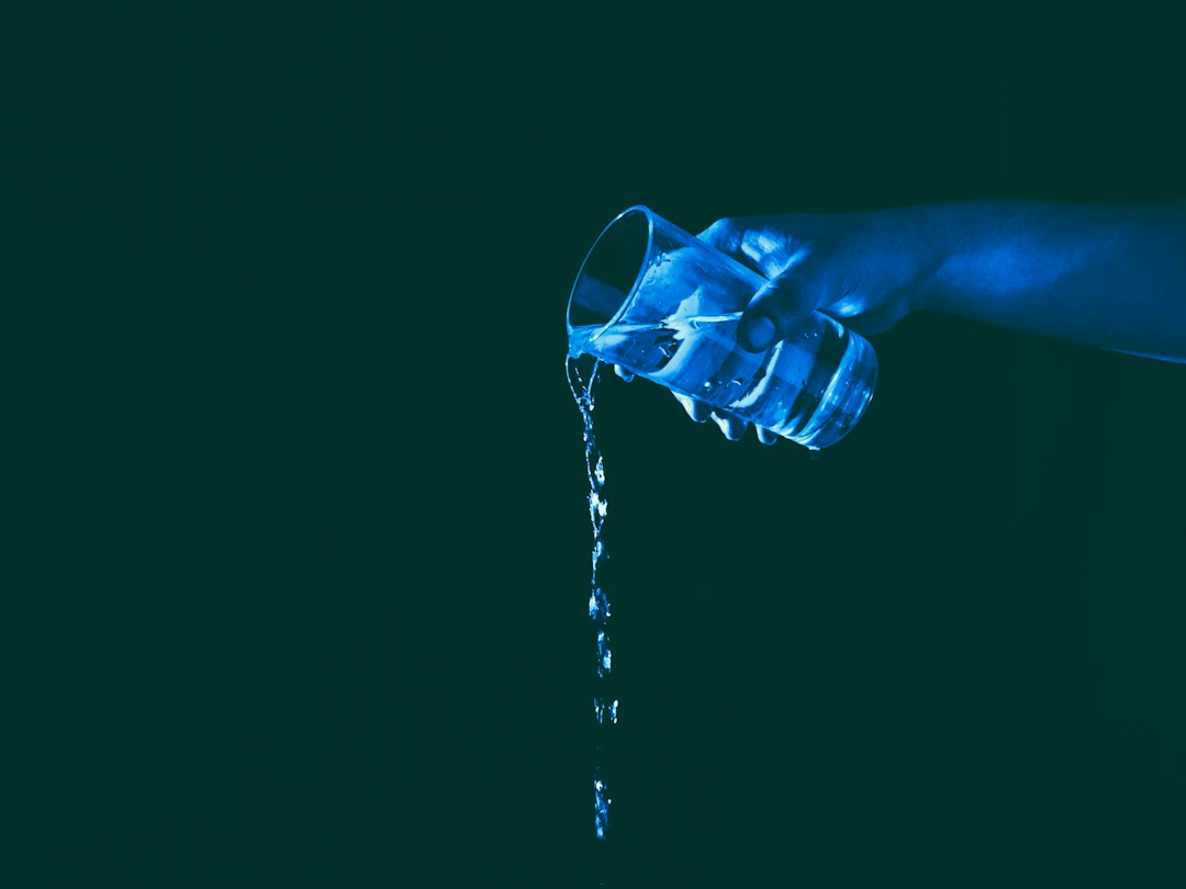 水差しで水を注ぐ様子