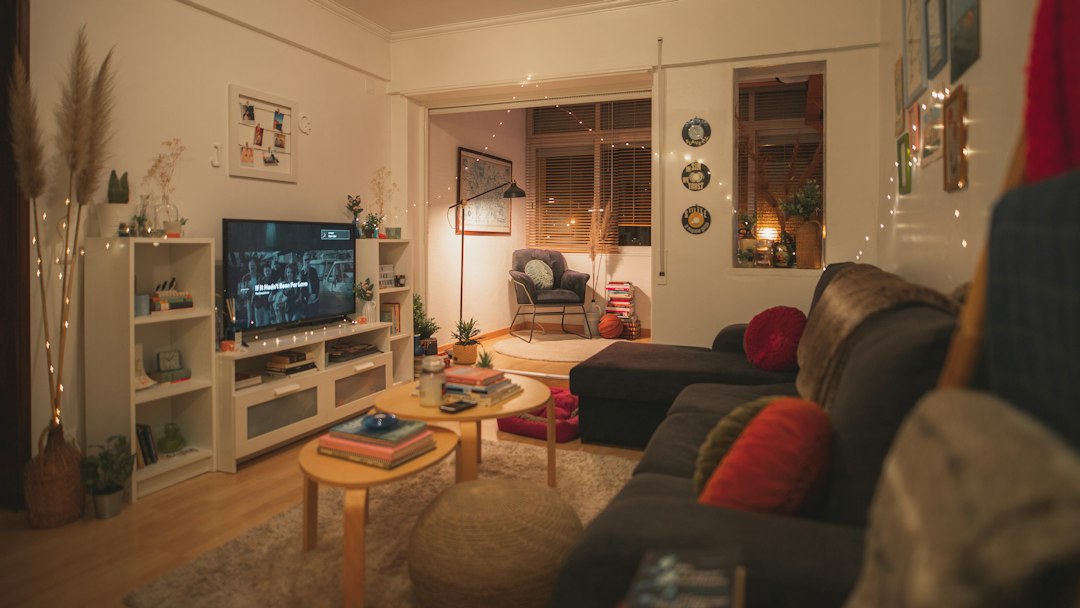 暖かく整えられた部屋のインテリア