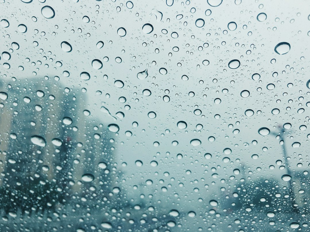 冬の朝の窓に並ぶ水滴