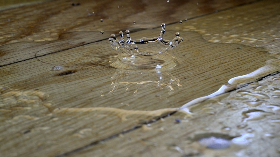 床に落ちた水滴